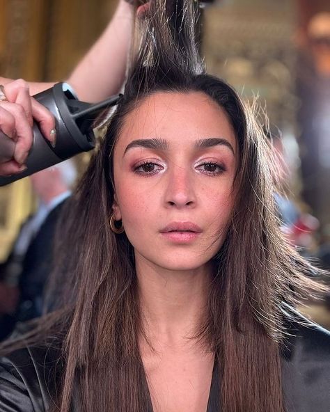 Alia Bhatt 💛 (@aliaabhatt) • Instagram photos and videos Alia Bhatt Eye Makeup, Brand Shoots, Bollywood Photos, Ranbir Kapoor, Alia Bhatt, Without Makeup, 15 Dresses, Makeup Inspo, Bollywood Actress