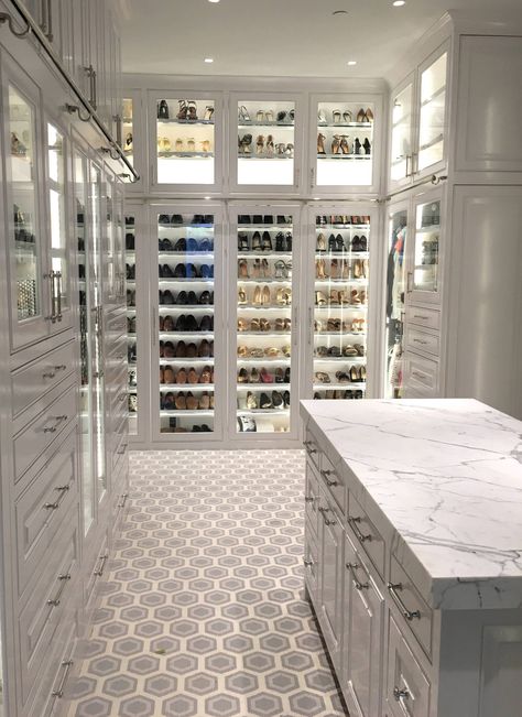 Womens Master Closet, Big Closet Luxury, Functional Closet, Housing Decor, Closet Organized, Classical Interior, Dream Closet Design, Beautiful Closets, Big Closets