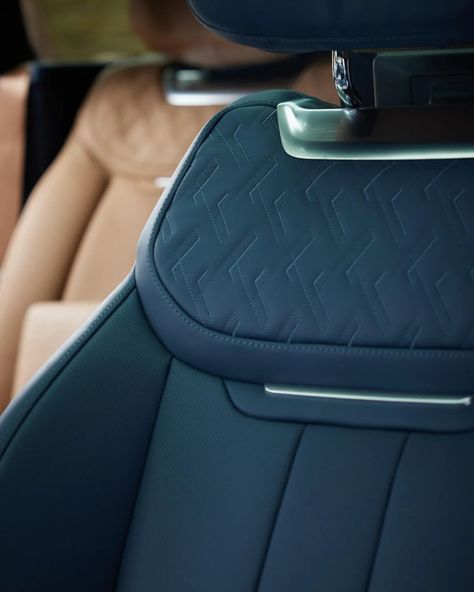 Range Rover SV Carmel Edition Comes With Custom Golf Clubs - CNET Range Rover Sv, The New Range Rover, Car Interior Design, Vw T6, Jaguar Land Rover, Custom Golf, Land Rovers, Bespoke Interiors, Seat Design