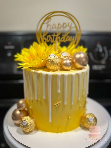 Yellow 18th Birthday Cake, Pastel Yellow Birthday Cake, Haldi Theme Cake, Sunflower Cake Ideas Birthday, Yellow Colour Cake, Yellow Cake Designs Birthday, Yellow Cake Ideas, Sunflower Themed Cake, Haldi Cake