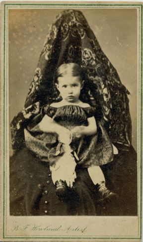 More hidden mothers in Victorian photography: post-mortem photographs or not? Post Mortem Pictures, Victorian Photography, Mother Photos, Victorian Portraits, Portrait Vintage, Post Mortem, Memento Mori, Vintage Photographs, Vintage Photography