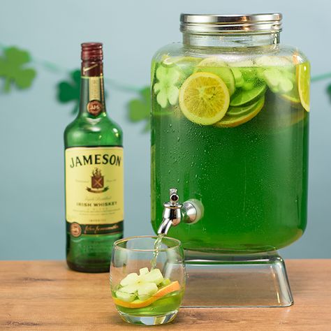 If you're looking for an incredible St. Patrick's Day cocktail, check out this St. Patrick's Day Jungle Juice! This awesome St. Paddy's Day mixed drink combines Irish whiskey, Sour Apple Pucker, melon liqueur, blue curacao, green apple soda, and apple juice, and is also jam packed with lime slices, orange slices, and lemon slices. For a large-batch St. Patrick's Day party drink, there's no better option! Jungle Juice Recipe Alcoholic, Green Alcoholic Drinks, St Patty's Day Drinks, St Patricks Food, Jungle Juice Recipe, Green Cocktails, St Patricks Day Drinks, Irish Drinks, Fete Saint Patrick