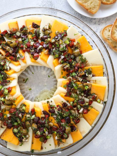 Cheese Wreath, Marinated Cheese, Completely Delicious, Cheese And Crackers, Avocado Dressing, Cheese Appetizers, Holiday Appetizers, Snacks Für Party, Perfect Appetizers