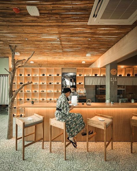 Japandi Bar Counter, Zen Coffee Shop, Japanese Cafe Interior, Restaurant Counter Design, Zen Cafe, Interior Design Japanese, Japanese Coffee Shop, Tea House Design, Japanese Restaurant Interior