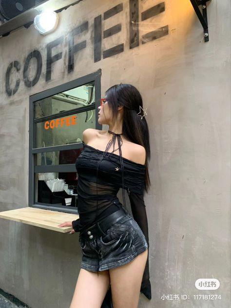 Club Outfits Asian, Korean Festival Outfit, Korean Clubbing Outfit, Korean Concert Outfit, Asian Rave Outfit, Korean Club Outfit, Bar Poses, Bar Outfits Night Going Out, Casual Asian Fashion