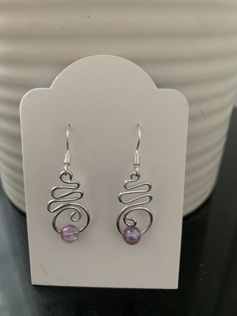 Wire Wrapped Jewelry Aesthetic, Wire Earing Ideas, Bead Wire Earrings, Wire Charms, Wired Earrings, Diy Wire Earrings, Wire Jewelery, Wire Wrap Jewelry Designs, Bijoux Fil Aluminium