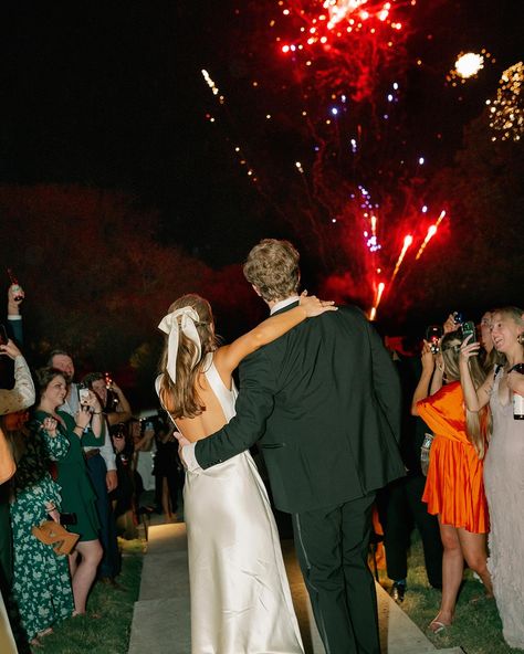 the great american wedding scene ✨🍾 happy fourth babes!! ❤️ Fourth Of July Wedding, Americana Wedding, 4th Of July Wedding, July Wedding, Wedding Scene, Wisconsin Wedding, Hawaiian Wedding, American Wedding, Wedding Bells