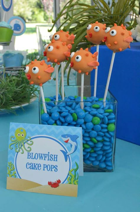 Blowfish cake pops at an under the sea birthday party! See more party planning ideas at CatchMyParty.com! Aquarium Birthday Party Ideas, Sea Birthday Party Ideas, Luca Birthday, Underwater Birthday, Nemo Birthday Party, Bubble Guppies Birthday Party, Underwater Party, Nemo Party, Nemo Birthday