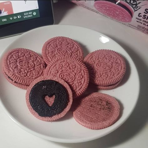 Pink oreos!! Pink Oreos, Oreo Blackpink, Blackpink Oreo, Strawberry Oreos, Oreo Bars, Pink Stuff, Cute Food, Oreo, Photo Ideas