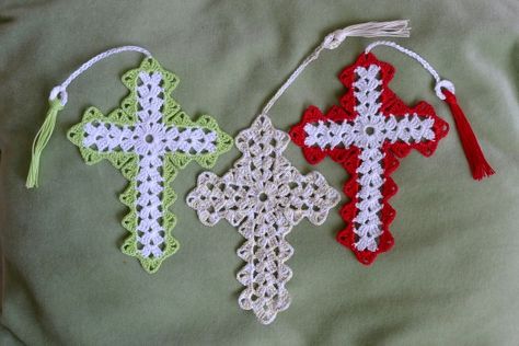 This pattern is now available (in UK & US terms) to buy on Ravelry – The multi-coloured version above was made in #20 cotton thread and is approximately 4 inches (10cm) tall. The ones bel… Crocheted Crosses, Crocheted Cross, Crochet Bookmarks Free Patterns, Easy Crochet Bookmarks, Bookmark Easy, Cross Bookmark, Bookmark Crochet, Crochet Puff Flower, Puff Flower