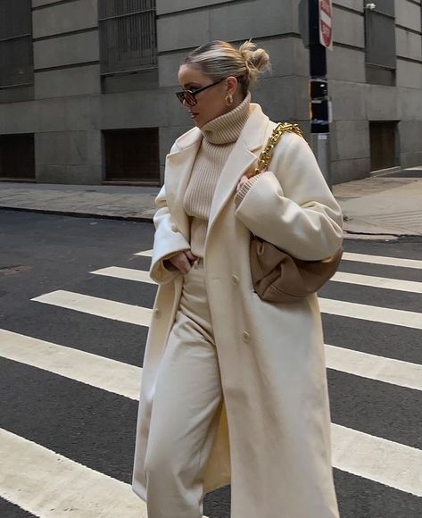 Cream Monochrome Outfit, Smart Casual Women, Classy Fits, Trench Coat Outfit, Beige Outfit, Monochrome Outfit, Cold Outfits, Coat Outfit, Fall Winter Wardrobe