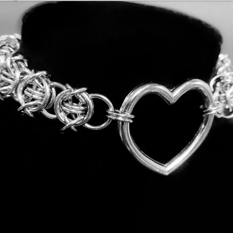 This is a chainmail choker made with a barbed wire pattern and a heart ring in the middle in stainless steel. Visit my Instagram page to see more models or any inquiries! Diy Chainmail, Chainmail Diy, Chainmail Choker, Chainmaille Jewelry Patterns, Chainmail Patterns, Wire Choker, Chain Jewellery, Chainmail Necklace, Chainmaille Jewelry