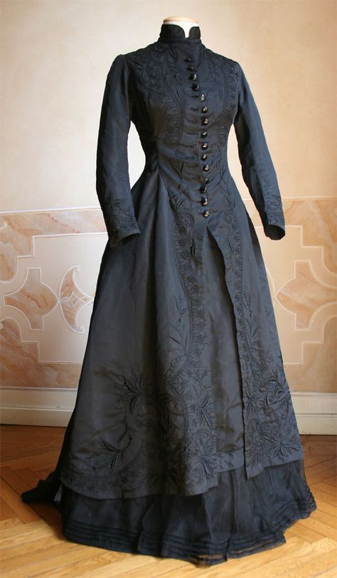 1877 mourning 1870s Fashion, Victorian Dresses, Morning Dress, Period Clothing, 19th Century Fashion, Period Outfit, Historic Clothing, Elegant Embroidery, Old Dresses