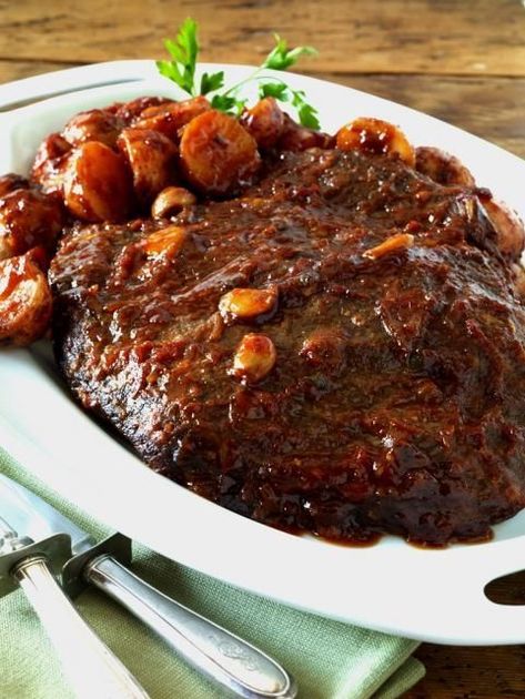 Jewish Brisket Recipes, Jewish Brisket, Oven Cooked Brisket, Jewish Holiday Recipes, Jewish Cuisine, Meat And Potatoes, Brisket Recipe, Beef Brisket Recipes, Brisket Recipes