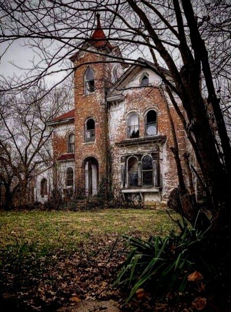 Rundown House, Creepy Mansion, Buildings Art, Old Abandoned Buildings, Abandoned Property, Creepy Houses, Old Abandoned Houses, Spooky Places, House Big