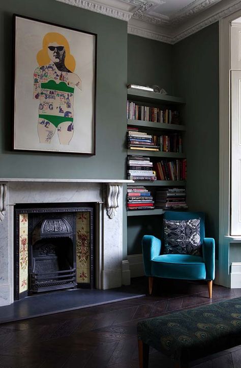 Remarkable transformation of a private house in London Built In Around Fireplace, London Living Room, Painted Bookshelves, Deco House, Victorian Living Room, Victorian Fireplace, House Makeover, Eclectic Living Room, Trendy Living Rooms