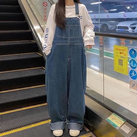 Outfits For People With A Tummy, How To Style Dungarees, Salopette Outfit, Overalls Outfit Aesthetic, Overalls Cute, Moda Grunge, Cute Overalls, Funny Asf, Overall Outfit