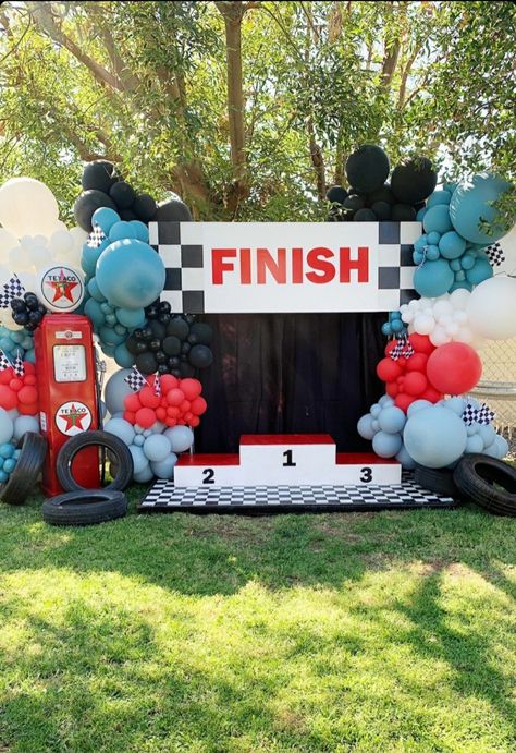 Mustang Theme Party, Race Car Backdrop Ideas, Racing Balloon Arch, Race Car Themed Birthday Party Decoration, Pixar Cars 2nd Birthday Party, Diy Car Birthday Decorations, Nascar Party Ideas, F1 Baby Shower Theme, Formula 1 Party Decoration