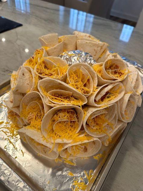 A Show-Stopping Super Bowl Recipe! Blooming Quesadilla Ring! Blooming Burrito Ring, Blooming Burrito, Blooming Quesadilla Ring, Blooming Quesadilla, Quesadilla Ring, Tex Mex Chicken, Progressive Dinner, Taco Sauce, Superbowl Party Food