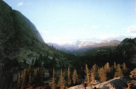 Taken on a disposable film camera (film aesthetic) Aesthetic granola girl hiking (granola outfit) to mediation peaceful spot in the mountains forest in california in the national park Yosemite Girl Skiing Aesthetic, Granola Wallpaper, Granola Girl Aesthetic Wallpaper, Granola Girl Wallpaper, Girl Skiing, Granola Aesthetic, Mac Backgrounds, Skiing Aesthetic, Adventure Summer