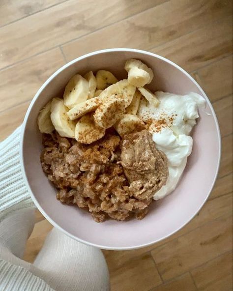 Banana Baked Oats, Oat Bowl, Oatmeal Bowl, Cozy Breakfast, Porridge Toppings, Chocolate Porridge, Field Meals, Yoghurt Bowl, Oat Bowls