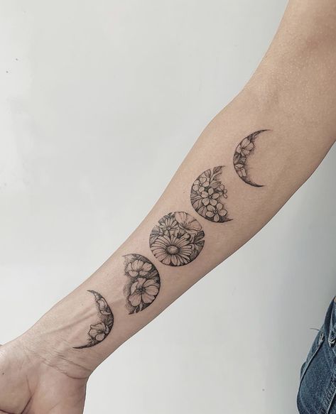 Best Tattoos For Women, Flower Tattoo Arm, Inspiration Tattoos, Tatuaje A Color, Stylist Tattoos, E Tattoo, Tattoo Kits, Arm Tattoos For Women, Sleeve Tattoos For Women