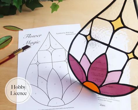 Flower Stained Glass Pattern, Flower Stained Glass, L'art Du Vitrail, Diy Staining, Stained Glass Patterns Free, Stained Glass Pattern, Stained Glass Decor, Stained Glass Suncatchers, Stained Glass Flowers