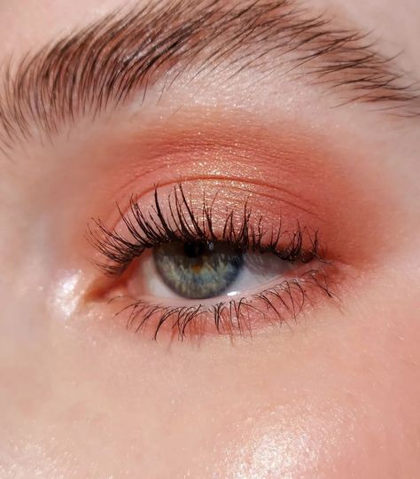 easy peachy coral eyeshadow look 🍑 Golden Peach Makeup, Peachy Gold Makeup, Peach Makeup Aesthetic, Peachy Eyeshadow Look, Coral Eyeshadow Looks, Coral Makeup Looks, Makeup Unit, Coral Eye Makeup, Peach Makeup Look