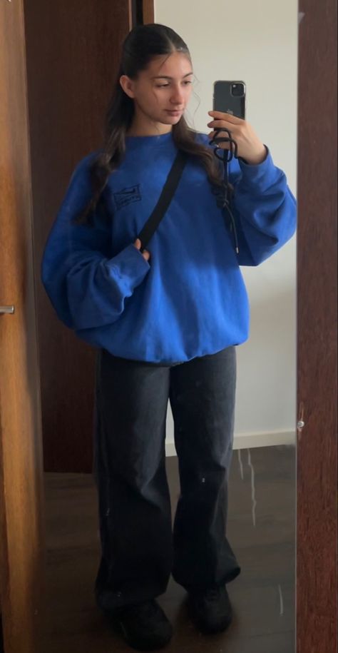 Awtfet Girl, Blue Crewneck Outfit, Blue Hoodie Outfit, Simple Fits, Looks Street Style, Street Fashion Photography, Hoodie Outfit, Swaggy Outfits, Cute Everyday Outfits