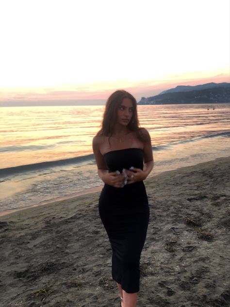 Not Revealing Beach Outfits, Beach Sunset Outfit Summer Nights, Beach Outfit Sunset, Black Dress On Beach, Sunrise At The Beach Outfit, Sunset Beach Photos Dress, Long Tube Dress Outfit, Tube Dress Aesthetic, Black Dress Beach Photoshoot