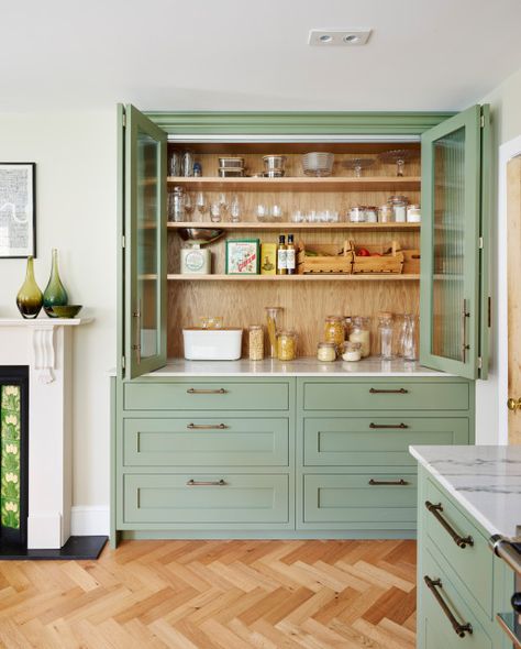 Sunlight Streams Into an Elegant Green-and-Wood Kitchen Kitchen Cupboard Organization, Victorian Renovation, Family Dining Table, Kitchen Dresser, Green Cabinets, Kitchens And Bedrooms, Shaker Kitchen, Bespoke Kitchens, Kitchen Diner