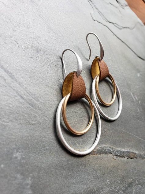 Leather Hoop Earrings, School Bully, Earrings Bronze, Diy Leather Earrings, Leather Jewelry Diy, Leather Jewellery, Double Hoop Earrings, Gold Bracelets, Leather Projects