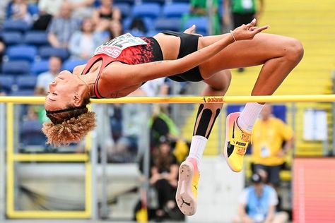 Buse Savaşkan (Turkey) • 2023 European Team Championships (Chorzów) ⭐ High Jump, Athlete Athletic Girls, Olympic Athletes, High Jump, Sporty Girls, Body Reference, Sports Photos, Action Poses, Female Athletes, Track And Field