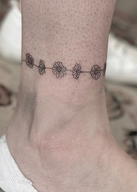 Daisy Chain Tattoo Ankle, Daisy Tattoo Ideas, Braclet Tattoo, Daisy Tattoo Meaning, Daisy Chain Tattoo, Anklet Tattoos For Women, Small Daisy Tattoo, Daisy Tattoos, Wrap Around Wrist Tattoos