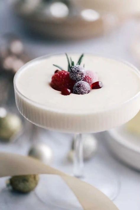 White Chocolate Mousse Recipe, Sugared Berries, White Chocolate Recipes, Edible Decorations, Raspberry Mousse, White Chocolate Mousse, Chocolate Mousse Recipe, Mousse Dessert, Melting White Chocolate