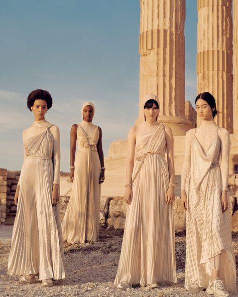 Peplos Dress, Ancient Greek Dress, Ancient Greece Fashion, Women In Ancient Greece, Greek Outfit, Greece Dress, Ancient Greek Clothing, Ancient Greece Aesthetic, Greek Dress