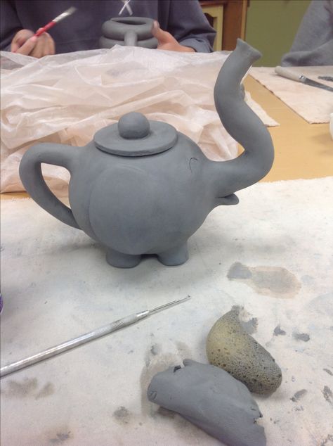 Tea Pot Ideas Diy, Tea Pot Clay Ideas, Coil Tea Pot, Creative Teapots Ceramics, Teapot Clay Ideas, Clay Tea Pot Ideas, Tea Pot Painting Ideas Ceramic Teapots, Cute Teapot Ceramic, Ceramics Teapot Ideas