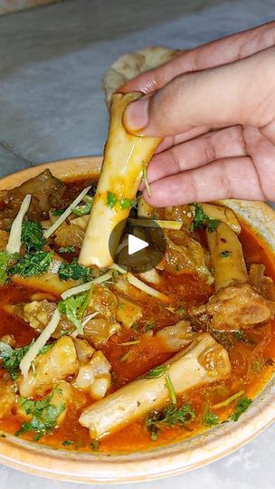 Paya Recipe Pakistani, Mutton Paya Recipe, Pakistani Sweet Dishes Recipes, Paya Soup, Mutton Paya, Paya Recipe, Nihari Recipe, Bakra Eid, Beef Marinade