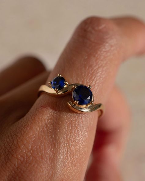 A gorgeous toi et moi, inspired by soft silhouettes of the ocean 💙 Details: - 0.7ct round blue sapphire - 0.3ct round blue sapphire - Low set - 18k yellow gold - 2.5mm wide shank #toietmoiring #customengagementring #sapphirering #nz #aus #moiettoi Engagement Ring Blue Stone, Two Stone Engagement Ring, Round Stone Ring, Round Cut Diamond Ring, Yellow Sapphire Ring, Sapphire Wedding Ring, Ring Blue Sapphire, Reference Board, Sapphire Engagement Rings