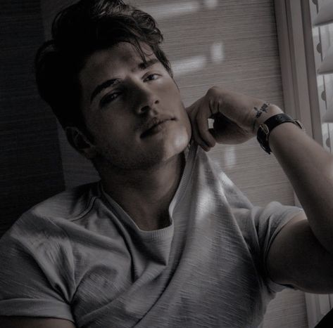 Gregg Sulkin, Male Portrait Poses, Mens Photoshoot Poses, Photographie Portrait Inspiration, Men Photography, Best Poses For Men, Photo Pose For Man, Boy Photography Poses, Stylish Boys