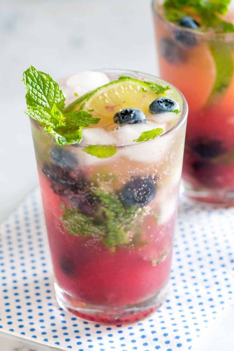 Fresh Blueberry Mojitos Blueberry Mojito Pitcher, Blueberry Mojitos, Blueberry Mojito Recipe, Fresh Blueberry Recipes, Mojito Ingredients, Blueberry Mojito, Mojito Mocktail, Easy Summer Cocktails, Blueberry Mint