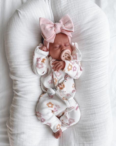 Baby Girl Stuff Newborn, Preemie Babies Pictures, Newborn Baby Girl Outfits Hospitals, Newborn Girl Aesthetic, Newborn Outfits Girl, New Borned Baby, Newborn Baby Pictures, Newborn Pink Clothes, New Born Baby Girl