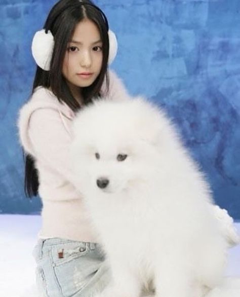 Time Machine Willow, 90s Asian Fashion, Min Hyorin, Winter Pfp, Min Hyo Rin, Whatsapp Theme, 일본 패션, Ice Princess, Time Machine