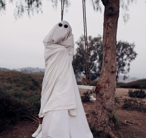 Ghost Photoshoot Aesthetic, Halloween Costume Aesthetic, Ghost Trend, Costume Aesthetic, Nature Photography Animals, Ghost Aesthetic, October Aesthetic, Picture Edit, Ghost Photoshoot