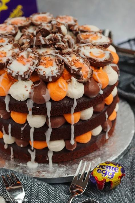 Creme Egg Layer Cake! - Jane's Patisserie Malteser Tiffin, Prosecco Cupcakes, Aero Cheesecake, Easter Tart, Daim Bar, Salted Caramel Chocolate Tart, Easter Baking Recipes, Janes Patisserie, No Bake Lemon Cheesecake