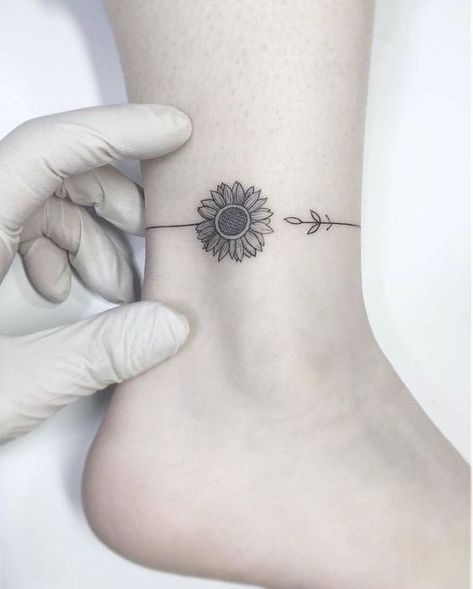 Sunflower anklet tattoo | www.otziapp.com Tattoo Diy, Petit Tattoo, Tattoo Trend, Shape Tattoo, Cat Tattoos, Disney Tattoo, Sunflower Tattoos, Tiny Tattoo, Arrow Tattoo