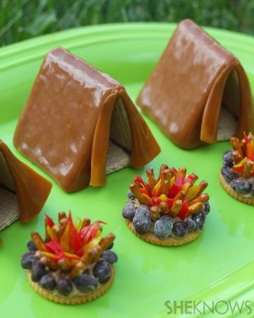 Tent and campfire treats Easy Desserts To Make, Camping Desserts, Camping Snacks, Fruit Roll Ups, Ritz Crackers, Desserts To Make, Fun Kids Food, Food Crafts, Camping Food