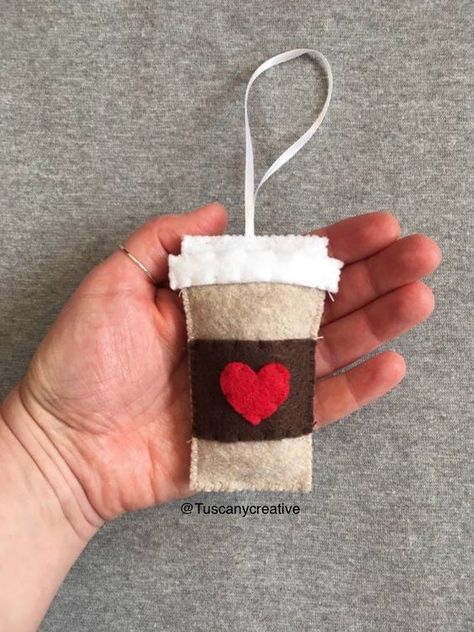 Coffee Ornaments, Decor Valentines Day, Felt Wreath, Coffee To Go, Felt Decorations, Christmas Home Decor, Felt Christmas Ornaments, Holiday Memories, Felt Toys