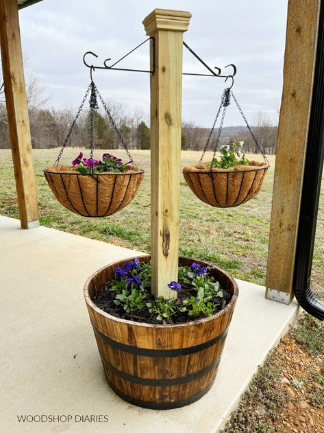 Easy Spring DIY Planter Post | Great Mother's Day Gift Idea Planters Boxes, Diy Frühling, Spring Planter, Diy Planter, Barrel Planter, Diy Yard, Garden Yard Ideas, Diy Garden Projects, Diy Planters