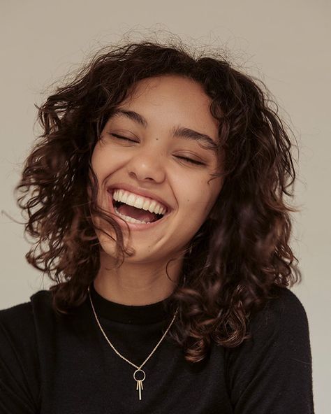 Rae Rodriguez, Photographie Portrait Inspiration, Portrait Photos, Happy Women, Portrait Inspiration, Photography Women, Girl Face, Pretty Face, Curly Hair